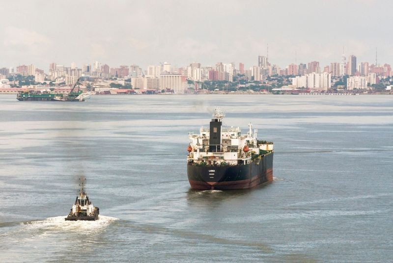 © Reuters. FILE PHOTO: An oil tanker sails on Lake Maracaibo, in Cabimas, Venezuela October 14, 2022. REUTERS/Issac Urrutia/File Photo