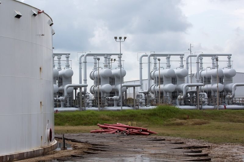 © Reuters. An oil storage tank and crude oil pipeline equipment is seen during a tour by the Department of Energy at the Strategic Petroleum Reserve in Freeport, Texas, U.S. June 9, 2016.  REUTERS/Richard Carson