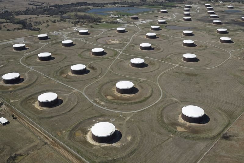 © Reuters. FILE PHOTO: Crude oil storage tanks are seen from above at the Cushing oil hub, in Cushing, Oklahoma, U.S., March 24, 2016.    REUTERS/Nick Oxford/File Photo