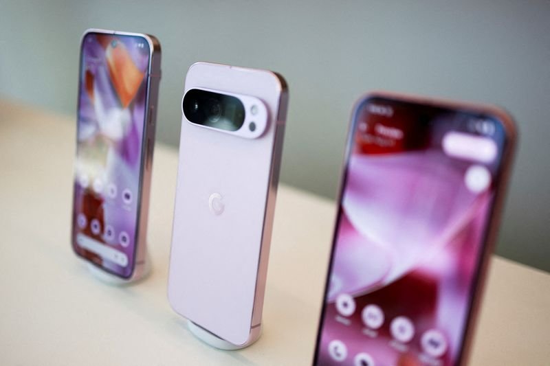 © Reuters. FILE PHOTO: The new Pixel 9 smart phone series is displayed at a Made by Google event in Mountain View, California, U.S. August 13, 2024. REUTERS/Manuel Orbegozo/File Photo