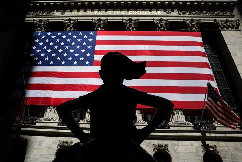 © Reuters. The Fearless Girl statue is seen outside the New York Stock Exchange (NYSE) in New York City, U.S., July 3, 2024.  REUTERS/Brendan McDermid/File Photo