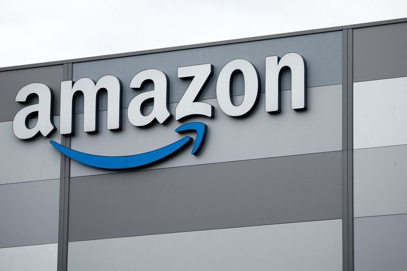 © Reuters. The logo of Amazon is pictured at the company logistics center in Carquefou near Nantes, France, October 15, 2024. REUTERS/Stephane Mahe/File Photo