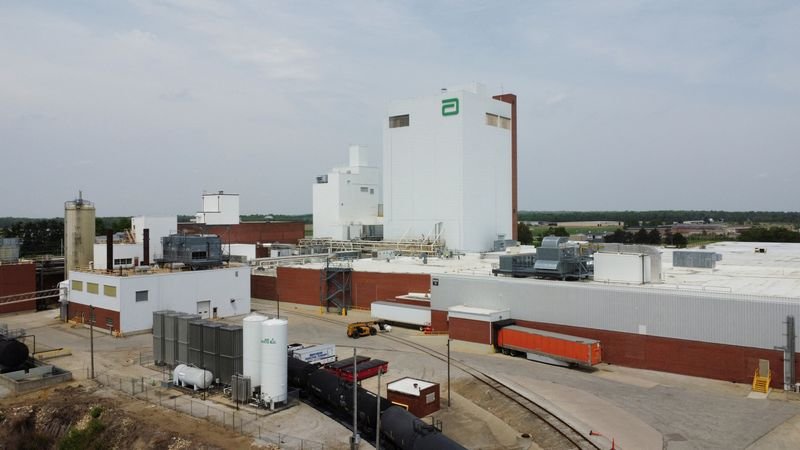 © Reuters. FILE PHOTO: The Abbott Laboratories facility where dozens of recalled types of powdered baby formulas were made leading to production being halted at the location in Sturgis, Michigan, U.S., May 20, 2022. Picture taken with a drone.  REUTERS/Eric Cox/File Photo