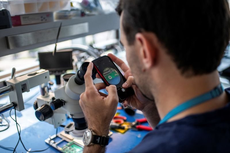 © Reuters. FILE PHOTO: A worker inspects recently launched Amazon artificial intelligence processors that aim to tackle Nvidia and the chips made by the other hyperscalers such as Microsoft and Google at an Amazon lab in Austin, Texas, U.S., July 19, 2024. REUTERS/Sergio Flores/File photo